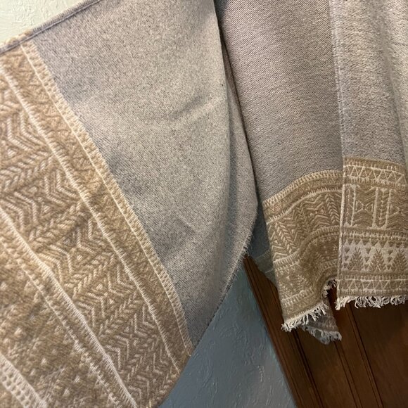 Lucky Brand Boho Fringe Festival Serape Shawl Poncho Gray Tan Geometric OS - Picture 3 of 6